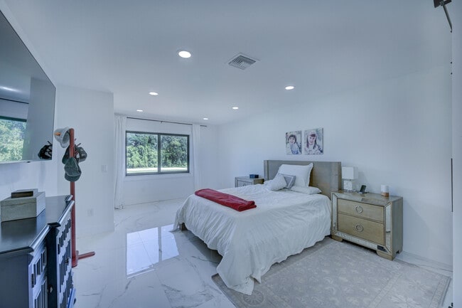 Building Photo - 8545 Casa Del Lago