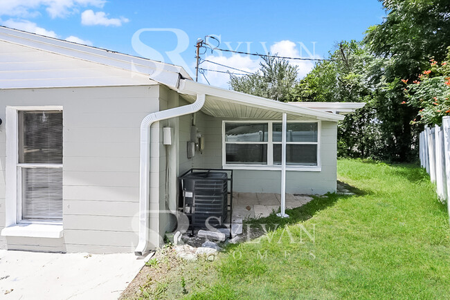 Building Photo - The living is easy in this 3 bedroom, 1 ba...