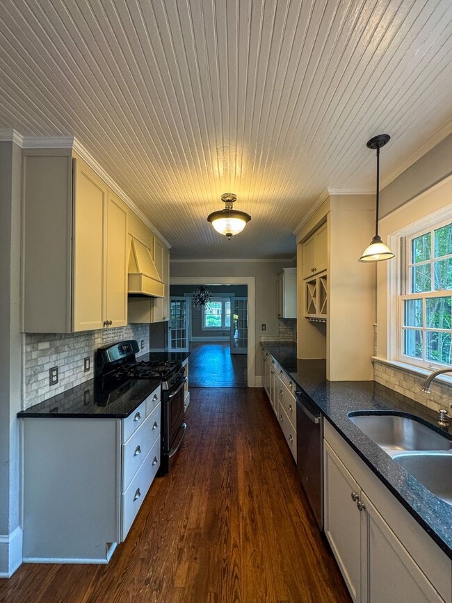 Building Photo - Gorgeous 4 Bed, 3 Bath Haymount Home