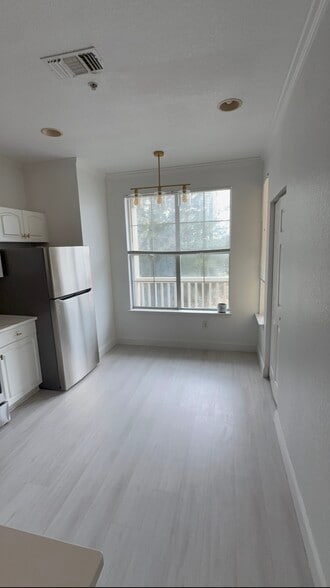 Building Photo - 860 N Orange Ave