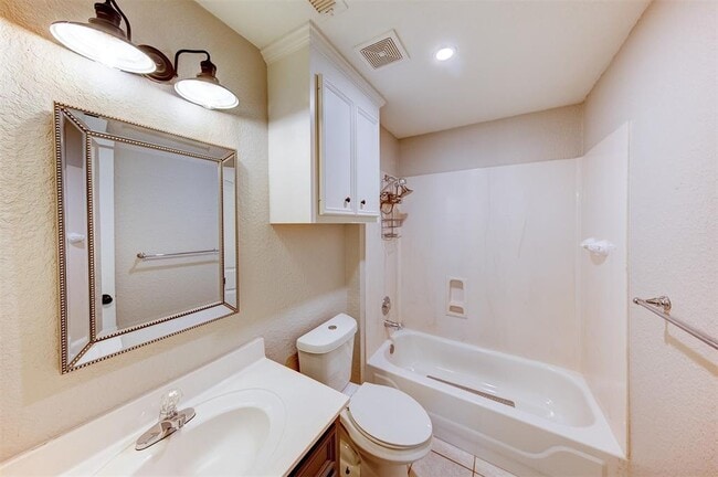 Building Photo - 402 Live Oak Ln