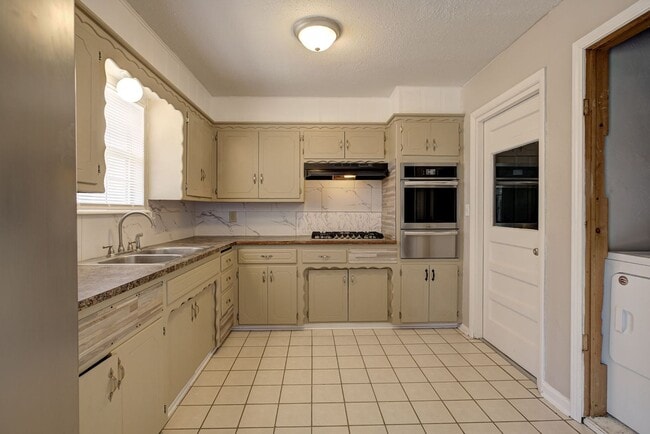 Building Photo - First Full Month's Rent Free! Spacious 3BD/1.BTH Home in Spencer