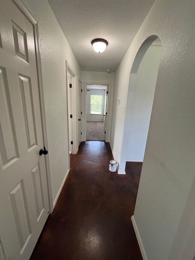 Building Photo - New Listing!