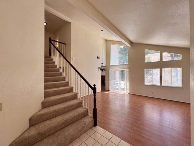 Building Photo - Spacious 3 Bedroom Home with High Ceilings...