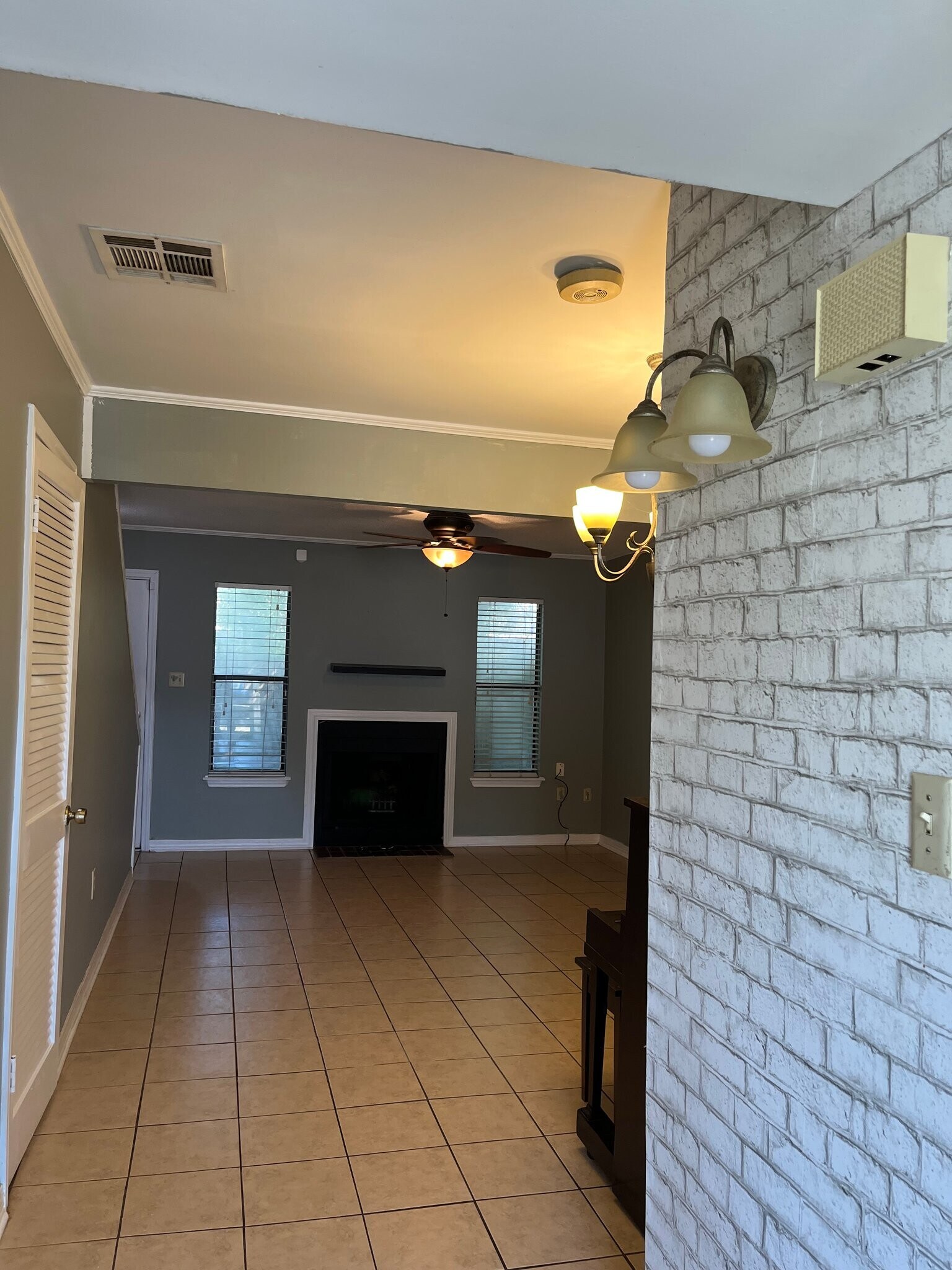 Building Photo - 2826 La Ave