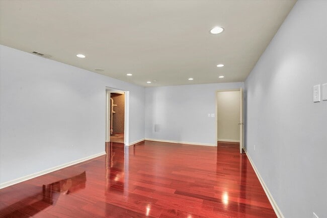Building Photo - Updated 3 Bedroom Townhome in SW Champaign - Available 06/01/2026