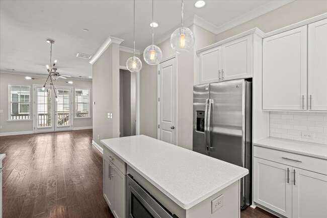Building Photo - 545 Mirrormont Dr