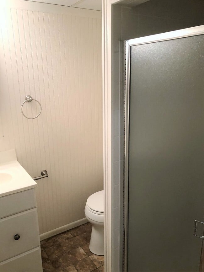 Building Photo - 4 Bed, 2 Bath House with 2-Car GARAGE!!