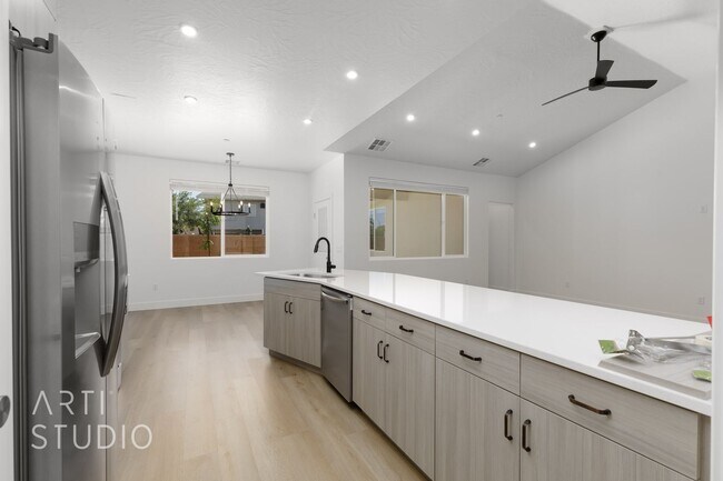 Building Photo - Brand New 3 Bed / 2 Bath Duplex – Modern L...