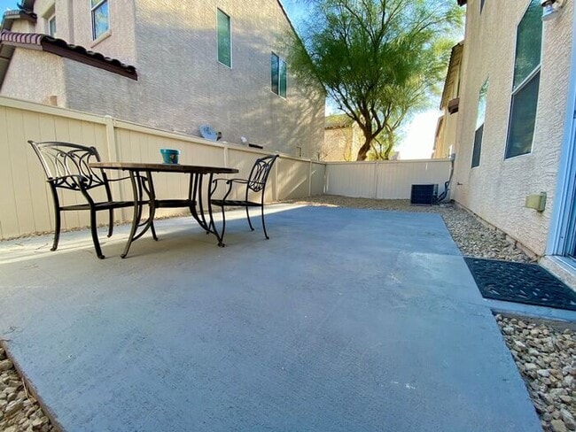 Building Photo - BEAUTIFUL 2 STORY SINGLE FAMILY HOME WITH 3 BEDROOMS AND 2.5 BATHS LOCATED IN SOUTHWEST