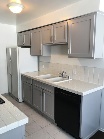 Appliances include microwave, cooktop, oven and fridge - 1418 Stanford St