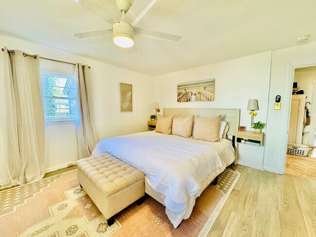 Building Photo - 4 Bedroom 2 Bath Bungalow, in Forsyth Park- Available now!!!