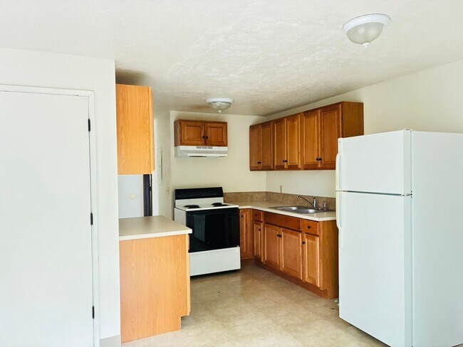 Building Photo - 933-937 NW Sequoia Ave