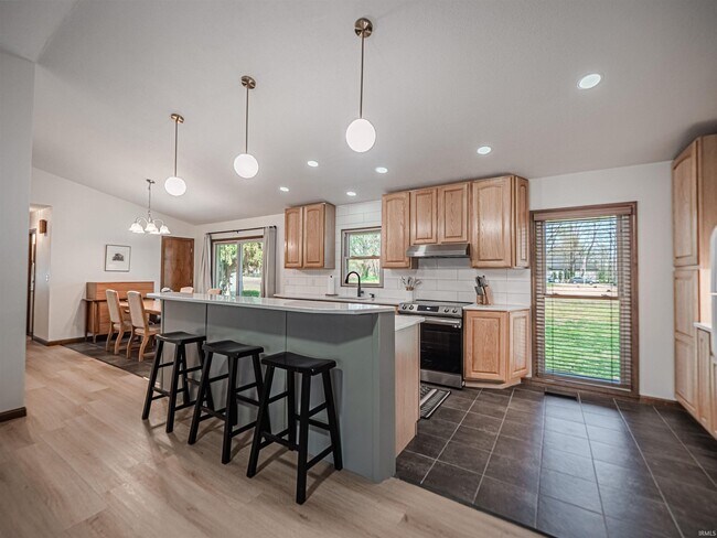 Building Photo - 6166 River Bluff Dr