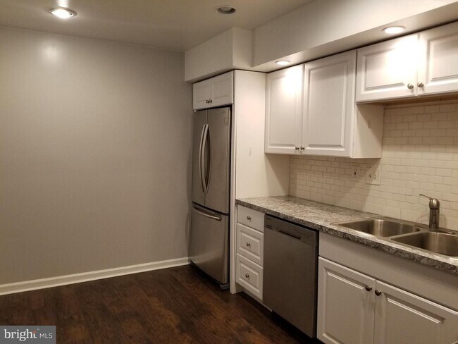 Building Photo - 1005 Worthington Dr