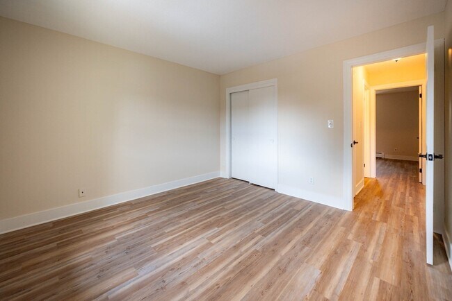Building Photo - 549 Russell Rd