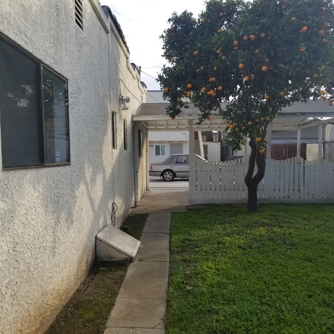 Building Photo - 1032 W 103rd St