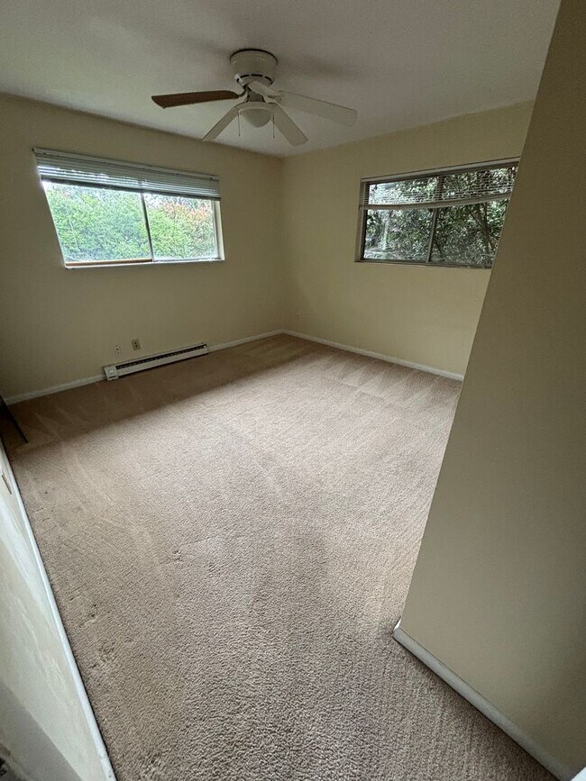 Building Photo - 2 Bedroom Condo in a central location!