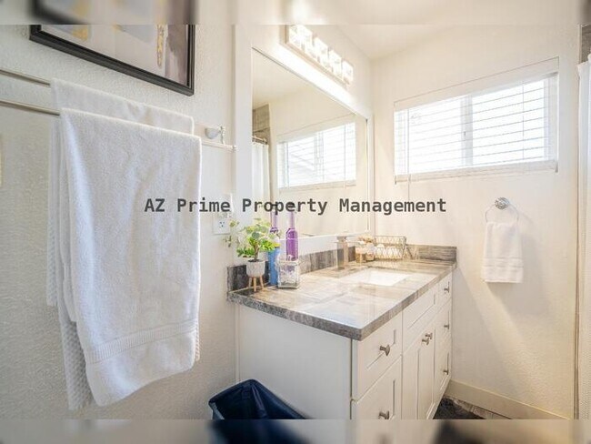 Building Photo - 1942 W Indianola Ave