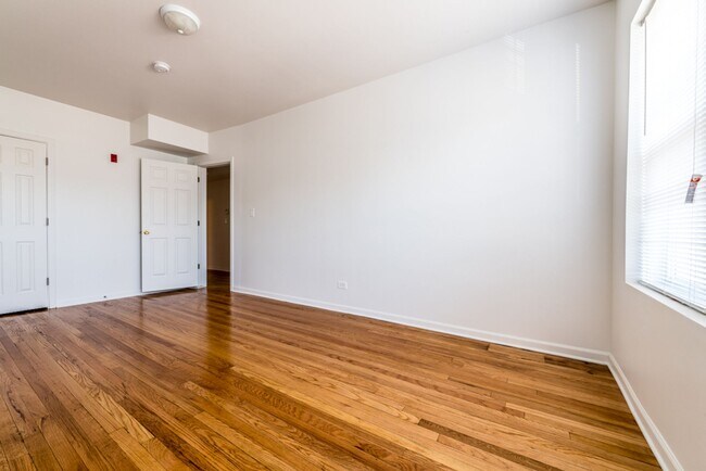 Building Photo - 404 School St