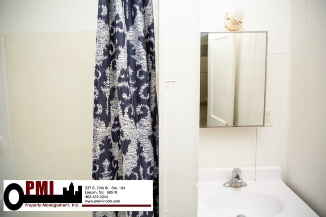 Building Photo - 1 Bedroom, 1.5 Bathroom, House For Rent Av...