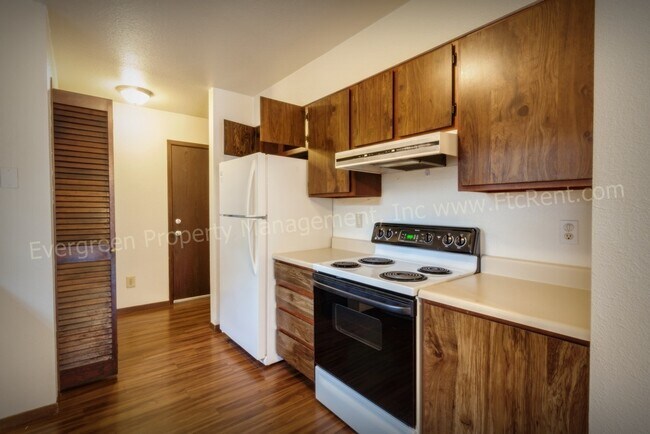Building Photo - 904-906 Camelot Ct.