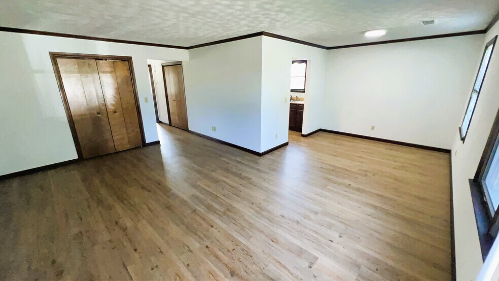 Building Photo - 520 Circle Pine Dr
