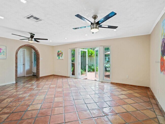 Building Photo - 1127 S Osprey Ave