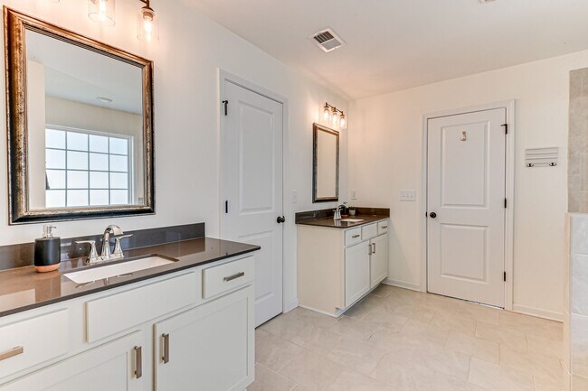 Building Photo - Two Story home in Quaker Knoll! Ready now !