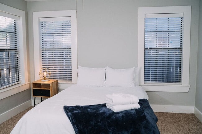 Building Photo - Beautiful Historic 2 Bed 1 Bath Duplex in the Plaza District!!