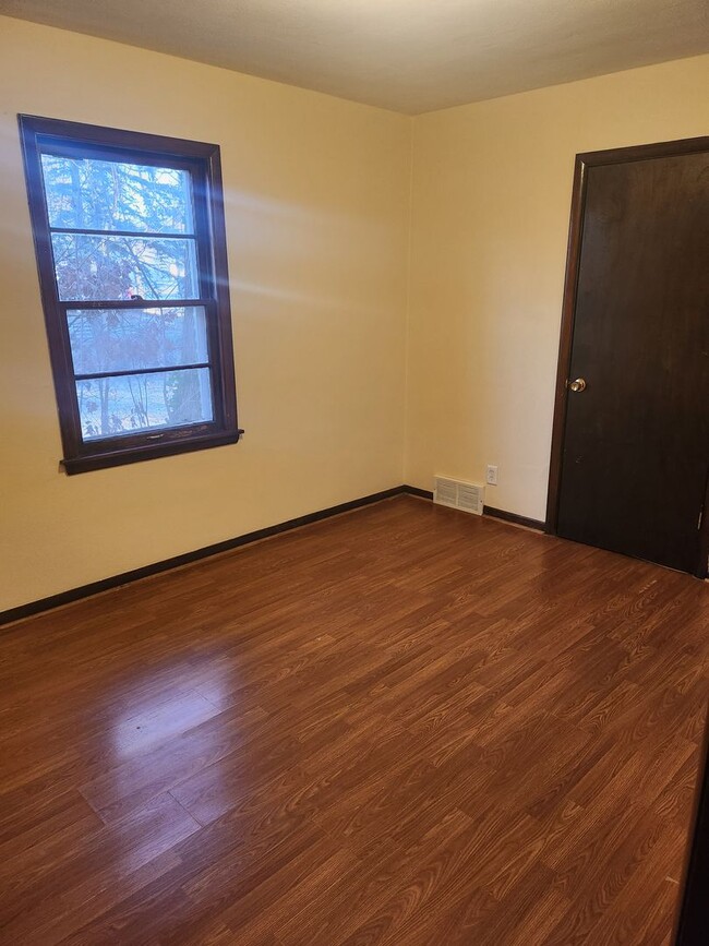 Building Photo - 3 Bedroom 2 Bath House with Attached Garage