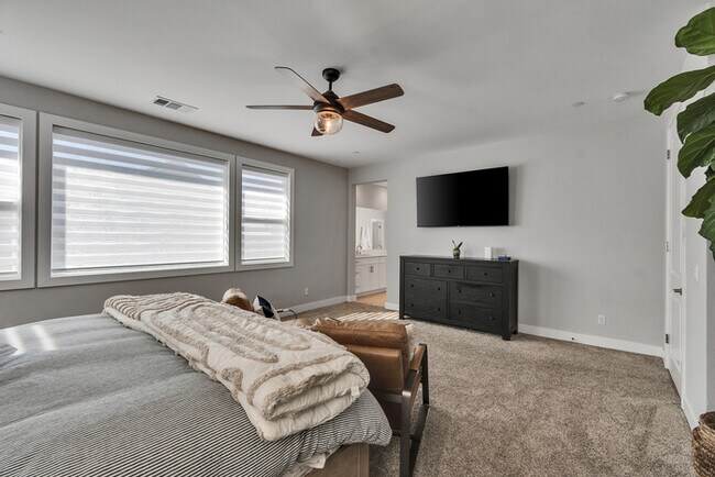 Building Photo - Light and bright 4 bedroom 3 bath beauty i...