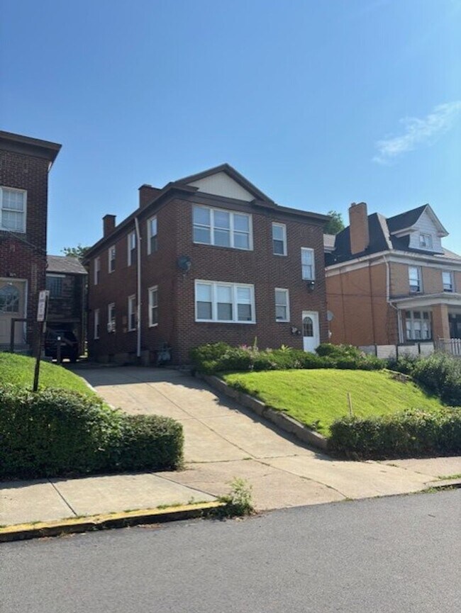 Building Photo - 2709 Pyramid Ave