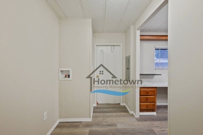 Building Photo - 3 Bedroom 2 Bathroom Home with Carport Available in Coeur d'Alene!