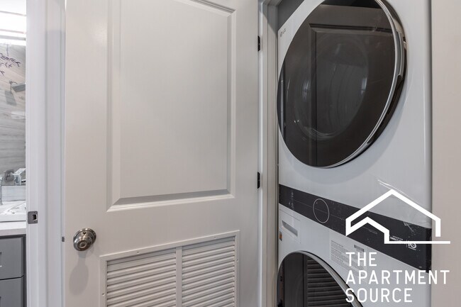 Building Photo - 3135 N Oakley Ave