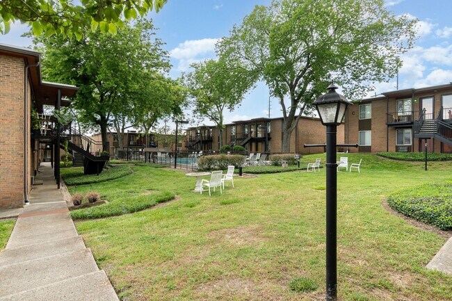 Building Photo - Green Hills Condo Living!