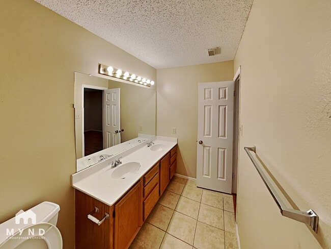 Building Photo - 21638 Longwood