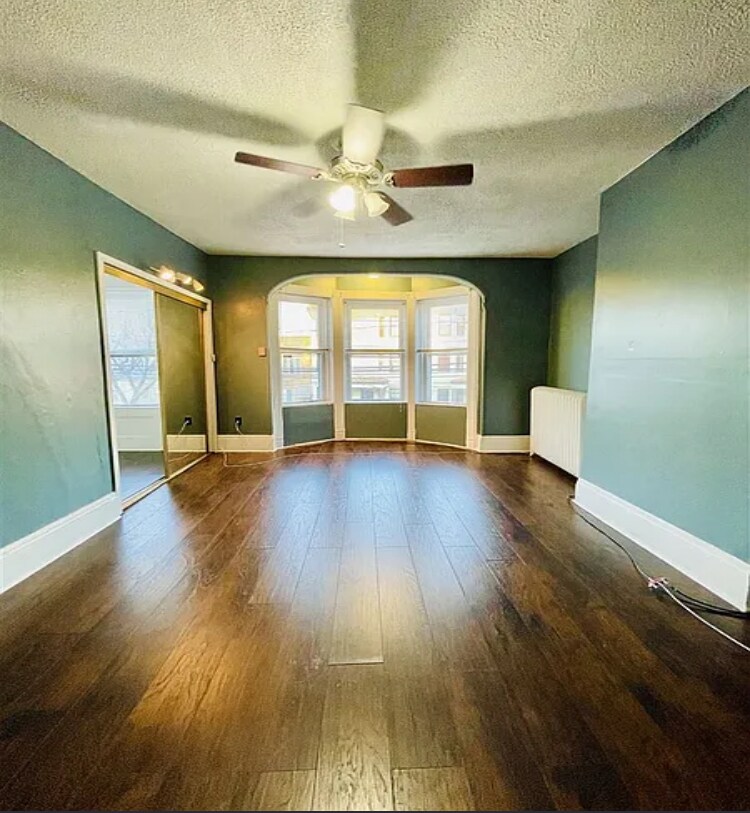 Master bedroom w/ walk-in closet - 487 Mercer St
