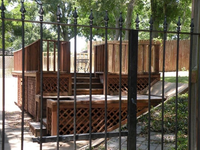 Building Photo - 822 Tangle Oaks Dr