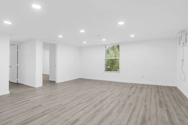 Building Photo - 2737 Stuart Dr