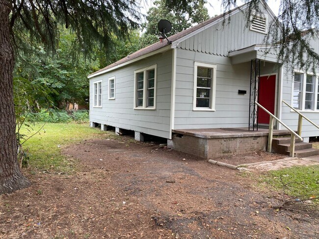 Building Photo - 1/2 OFF  FIRST MONTHS RENT LARGE REMODELED 2 BEDROOM HOUSE