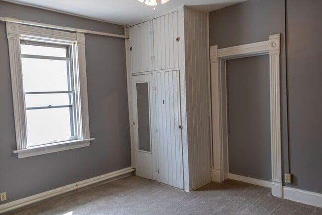 Building Photo - $2,100 | 3 Bedroom, 2 Bathroom House | Pet...