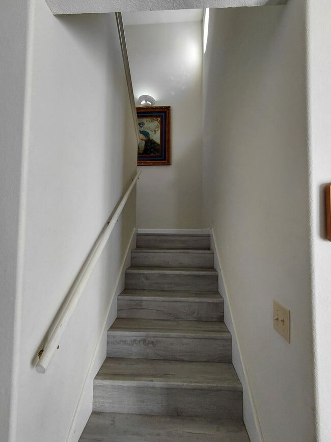 Building Photo - 4 Plex unit close to FLW