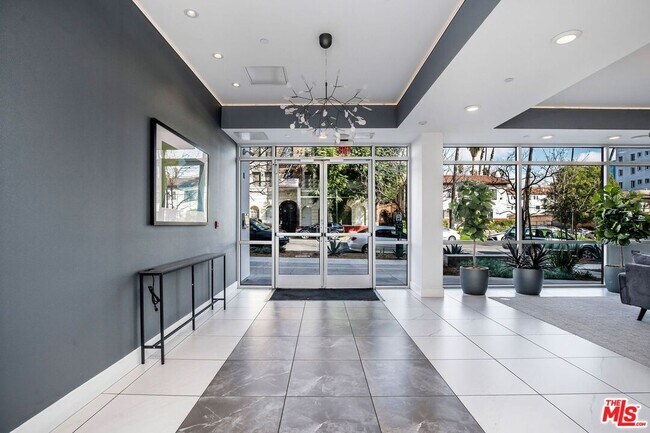 Building Photo - 453 S Kenmore Ave