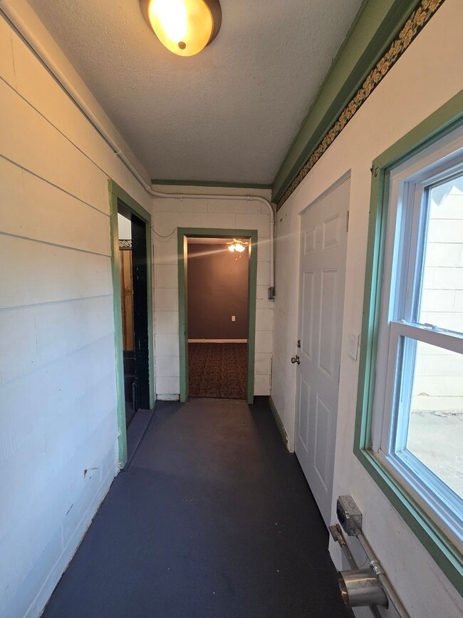 Building Photo - 3 bedroom, large privacy fenced in yard, oversized garage