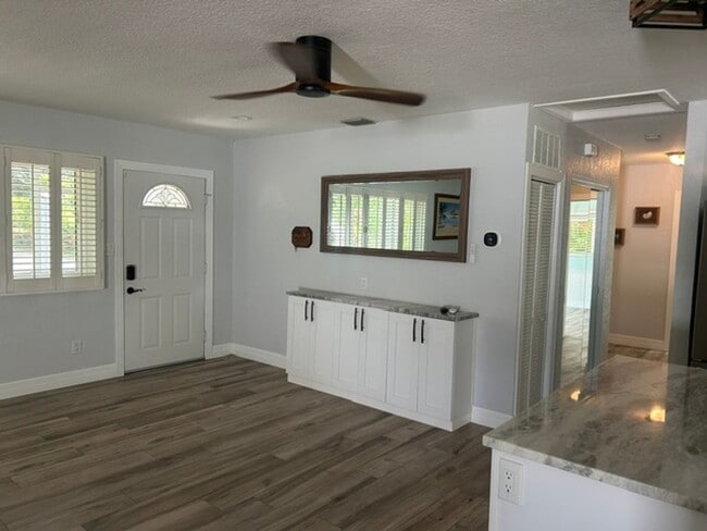 Building Photo - Beautiful 2/2 with dock and boat access