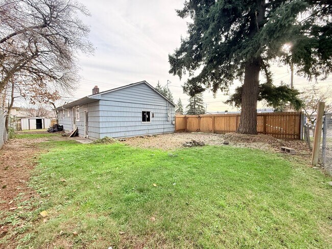 Building Photo - Updated 3-Bedroom Home with Fenced Yard & Garage in Portland