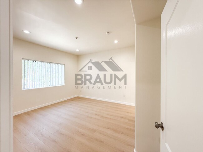 Building Photo - 10849 Fruitland Dr