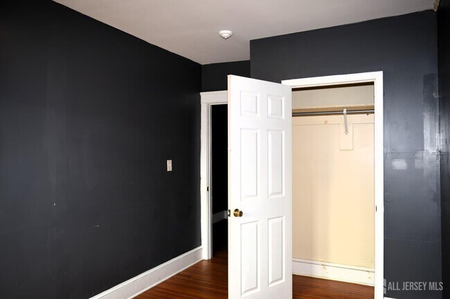 Building Photo - 4027 Woodbridge Ave