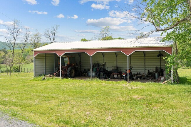 Building Photo - Charming One-Level Home Nestled Among Matu...